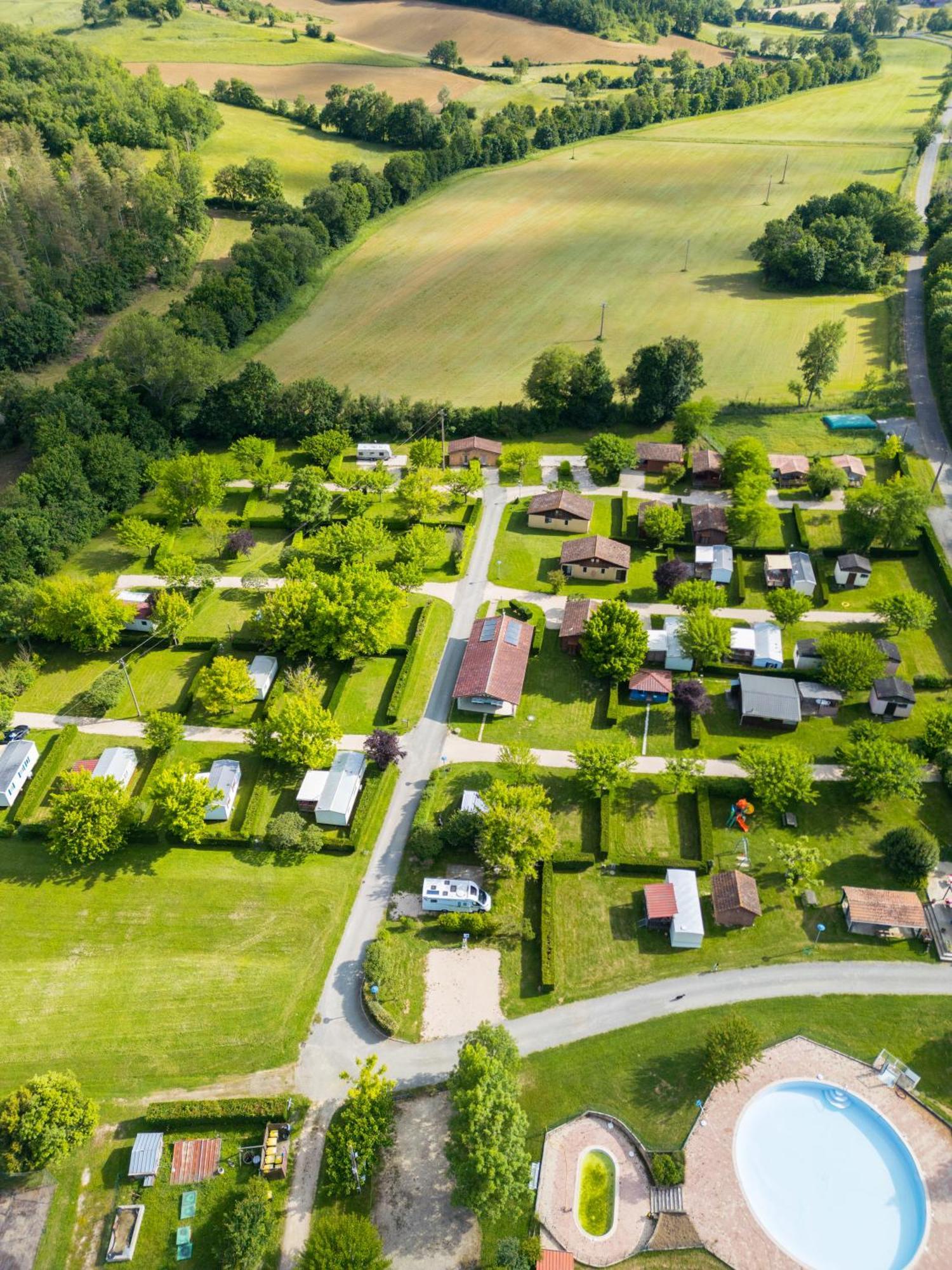 Camping Familial Paisible Avec Piscine, Mobil Home , Chalet, Studio & Emplacement Nue Casties-Labrande Екстер'єр фото