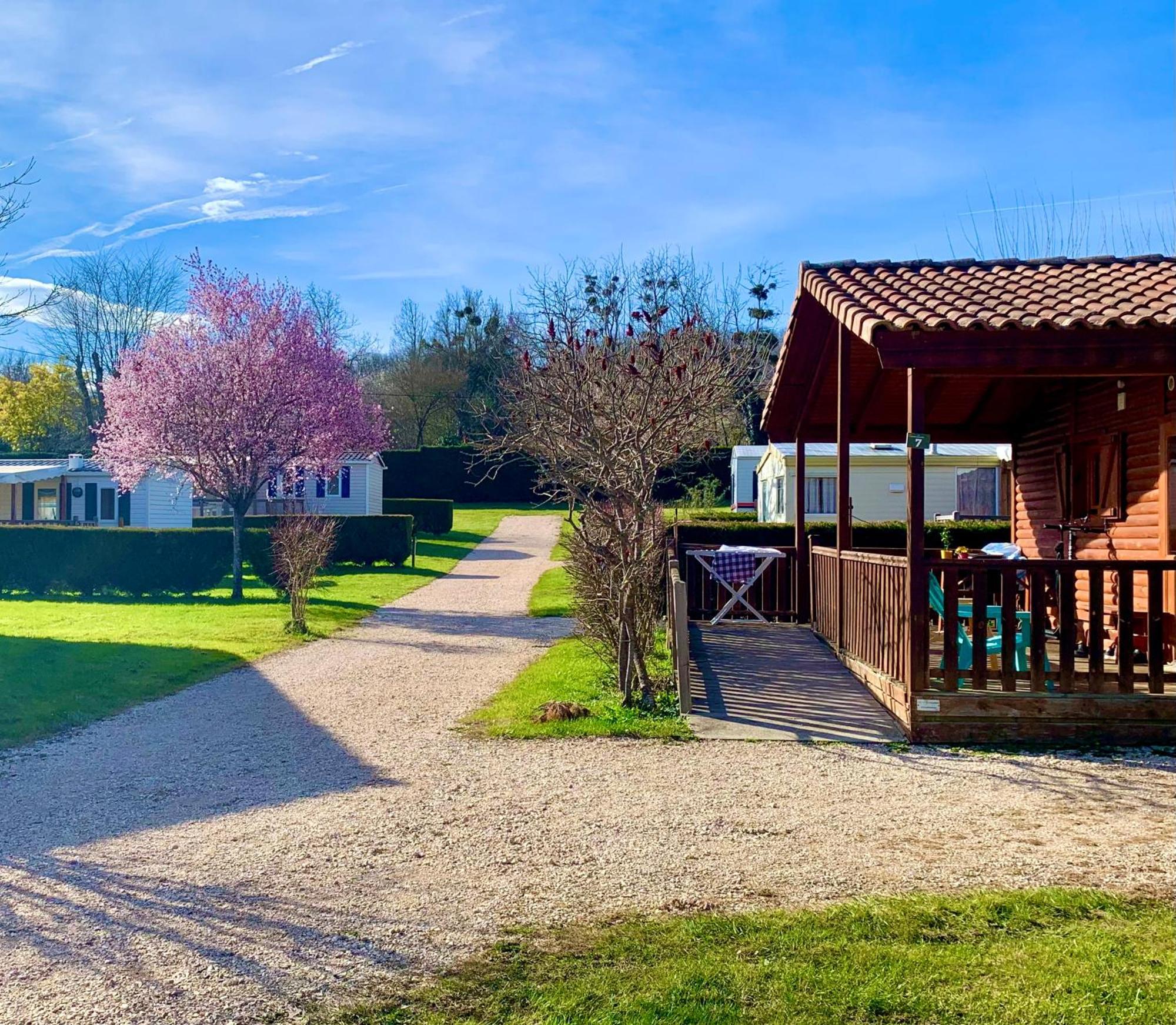 Camping Familial Paisible Avec Piscine, Mobil Home , Chalet, Studio & Emplacement Nue Casties-Labrande Екстер'єр фото
